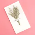 Carte de vœux en fleurs séchées avec message chaleureux pour anniversaires et fêtes. - Style Statice