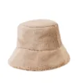 Nahaufnahme der Plüsch-Kunstpelz-Eimerhut-Textur, weicher Winter warmer breiter Rand lässig Mode. - Khaki