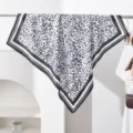 Foulard carre classique imprime leopard noir et blanc avec bordure chic pour la mode. - Classique Léopard Noir Blanc avec Ligne Blanche Style (#462) / 90x90cm