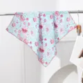 Foulard quadrato in seta azzurra con stampa floreale, elegante accessorio primaverile ed estivo. - Motivo Floreale Blu Chiaro (#589) / 55x55cm