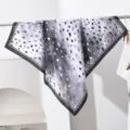 Chic foulard carré de 90cm de style français avec un motif abstrait moderne en noir et blanc. - Noir Blanc Gris Tache Abstraite Style (#454) / 90x90cm
