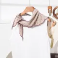 Koreaanse stijl literaire bloemige driehoekige sjaal voor vrouwen haarband en nekdecoratie accessoire - Bruin Zwart Bloemen (727)