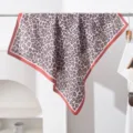 Foulard en soie carré léopard 90cm, design français chic et élégant, châle pour femmes. - Imprimé Léopard avec Bordure Rouge Vin Style (#458) / 90x90cm