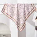 Chic carré de soie léopard 90cm, foulard élégant de style français pour femme et fille. - Motif Léopard avec Bordure Blanc Marron Style (#461) / 90x90cm