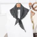 Chique zwart-wit gepatroneerde driehoekige sjaal, veelzijdig accessoire voor nek of haar. - Zwart-Wit fijn gestreept (732)