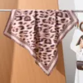 Foulard carré imprimé léopard 90cm écharpe en soie française élégant châle pour femmes style - Rétro Léopard Couleur Riche Bordure Style (#463) / 90x90cm