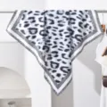 Chic foulard carré à imprimé léopard noir et blanc, élégant châle en soie pour femmes. - Classique Imprimé Léopard Noir Blanc Bordure Style (#464) / 90x90cm