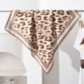 Écharpe carrée en soie à imprimé léopard chic de 90cm, style vintage français châle pour femmes. - Vintage Français Léopard Élégant Large Bordure Style (#465) / 90x90cm