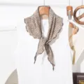 Koreaanse bloemige driehoekige sjaal, elegante stijlvolle halsdoek en haaraccessoire voor dames. - Zwart omrand Bloemen (737)