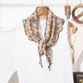 Koreaanse bloemen driehoekige sjaal, veelzijdige nekdecoratie en haaraccessoire. - Beige Golvende rand (746)