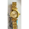 Montre quartz pour femme dorée avec lunette croisée élégante et bracelet en maillons métalliques. - Boîtier Or Cadran Or
