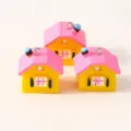Gros plan de charmantes maisons en résine miniature avec toits roses pour micro-paysages DIY. - 10 Pièces/Paquet / Rose