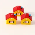 Gros plan de petits pendentifs de maison en résine pour accessoires de déco de jardin. - 10 Pièces/Paquet / Rouge