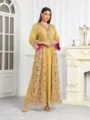 Gedetailleerd overzicht van luxe kaftan met gouden pailletten, elegante avondkleding - L / Geel