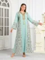 Lange mintgroene kaftan-jurk met elegante gouden borduursels, pailletten en kwast-accent. - M / Groen