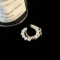 Doppelter Perlen-Offener Ring mit unregelmaessiger Metallbasis und Kugelanhenger. - Offen Verstelbar / Doppelreihiger Offener Perlenstil