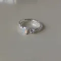Verstellbarer Silberring mit unregelmäßiger Hammerstruktur, ovalem Opal und Zirkonia. - Verstellbare Offene Größe / Gehämmeter Opal Zirkonia Stil