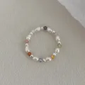 Eleganter handgemachter Perlenring mit bunten Kristallperlen, süßer verstellbarer Ring für Damen - Verstellbare Offene Größe / Süßwasserperle Bunter Kristall Perlen Stil