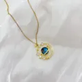 Nahaufnahme der verträumten Planeten- und Mondkette mit zirkonbesetztem Sternenanhänger. - Saturn-Mond-Stil (Stil 4)