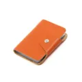Tarjetero de cuero naranja con boton a presion, estuche de credito compacto. - Naranja