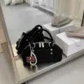 Retromode schwarze Damen Boston Handtasche aus Wildleder mit Perlen Schleife und Gurt. - Mit Anhänger / 25*9*13cm / Schwarz