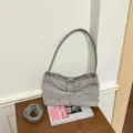 Chique minimalistische grijze suède schoudertas, veelzijdige tas met extra lange riem. - Zonder hanger / Grijs