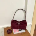 Burgundy suède schoudertas vintage stijl minimalisten handtas met afneembare riem. - Zonder hanger / Bordeauxrood