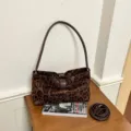 Retro bruine luipaardprint schoudertas met donkerbruin lederen handvat en riem. - Zonder hanger / Luipaardprint