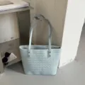 Lichtblauwe geweven shopper tas voor vrouwen, grote stijlvolle schoudertas voor werk en dagelijks. - Tote Bag (Zonder Hanger) / Blauw