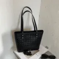 Zwarte geweven leren schoudertas tote bag, grote capaciteit dagelijks woon-werkverkeer handtas. - Tote Bag (Zonder Hanger) / Zwart