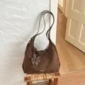 Bolso de hombro retro de ante marrón para mujer, elegante bolso hobo con dije de flor. - Marrón