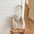 Bolso de hombro de ante beige para mujer, bolso hobo casual con colgante de flor y correa larga. - Caqui