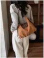 Zaino a spalla in camoscio retrò da donna, borsa multifunzionale casual per lavoro. - Marrone
