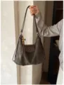 Vista dettagliata zaino borsa spalla donna vintage in camoscio con ciondolo perline. - Verde