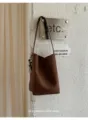 Sac seau tressé marron pour femme sac porté épaule sous les bras grand format pour le quotidien. - Avec Pendentif / Café