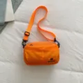 Borsa tracolla arancione per telefono con tasche multiple e cinghia regolabile. - Arancione