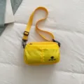 Piccola borsa a tracolla gialla da donna, borsetta leggera multiuso con scomparti e cinghia. - Giallo