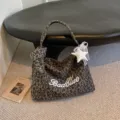 Mit Anhänger / Leoparden Grau