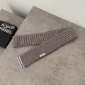 Bufanda de punto a rayas marrones y blancas, accesorio de moda de invierno acogedor. - Solo Bufanda / Café