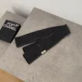 Bufanda de punto a rayas en gris oscuro y negro, diseño minimalista, accesorio de invierno cálido. - Solo Bufanda / Negro y Gris