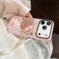 Close-up detail van roze telefoonhoesje met 3D berenstandaard en bruin camerakader. - Telefoonhoesje Set / iPhone 18 Pro Max / Bessenroze Sterrenbeer Met Houder