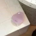 Supporto per telefono pieghevole viola a forma di ciottolo con stampa di citazione. - Supporto Singolo / Uva Viola