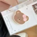 Schattige beren telefoonhouder met roze geruite strik, standaard voor smartphone - Choco Bessenbeer Houder