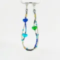 Détail de la lanière de téléphone perlée à design multicouche, cœurs en verre et clips. - Style Cœur Néon Multicouche (YS-A260051A)