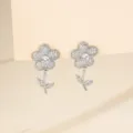 Gros plan détaillé de boucles d'oreilles fleur zircon étincelantes, texture argentée. - Style Floral Frais (EH1342) / Argent