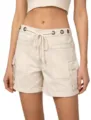 Vista dettagliata di pantaloncini cargo beige da donna con coulisse e grandi tasche. - Taglia S / Pantaloni e gonne / Bianco avorio
