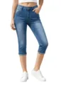 Vista detallada de jeans capri elásticos de mezclilla azul lavado para mujer con corte ajustado. - S / Azul claro