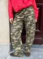 Vista detallada de los vaqueros cargo de camuflaje amplios estilo streetwear. - S / Bottoms / Verde