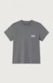 Detalle de camiseta gris de manga corta con estampado en el pecho y tela de algodón. - S / Tops / Gris oscuro