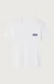 Vista detallada de una camiseta blanca casual de manga corta con texto impreso en el pecho. - S / Tops / Blanco